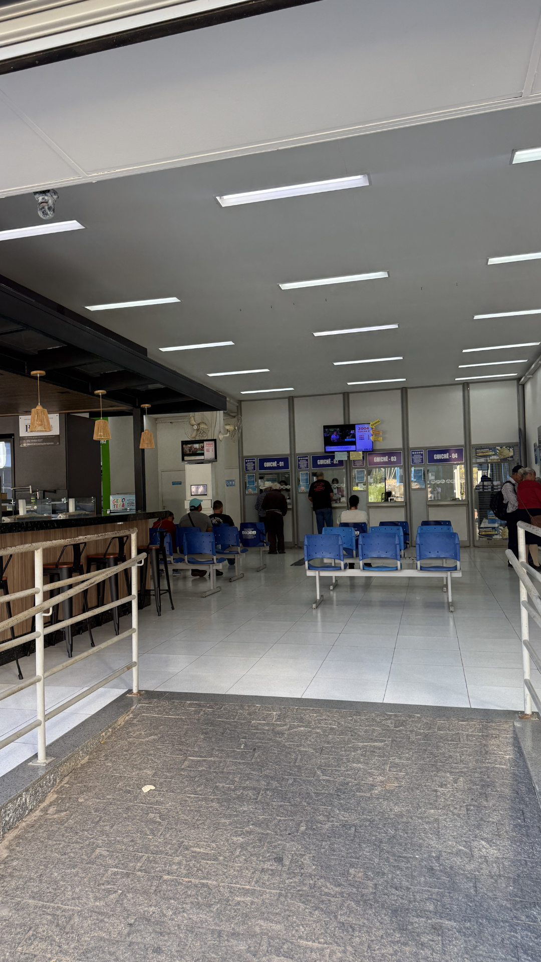 Salão interno com área de espera para clientes